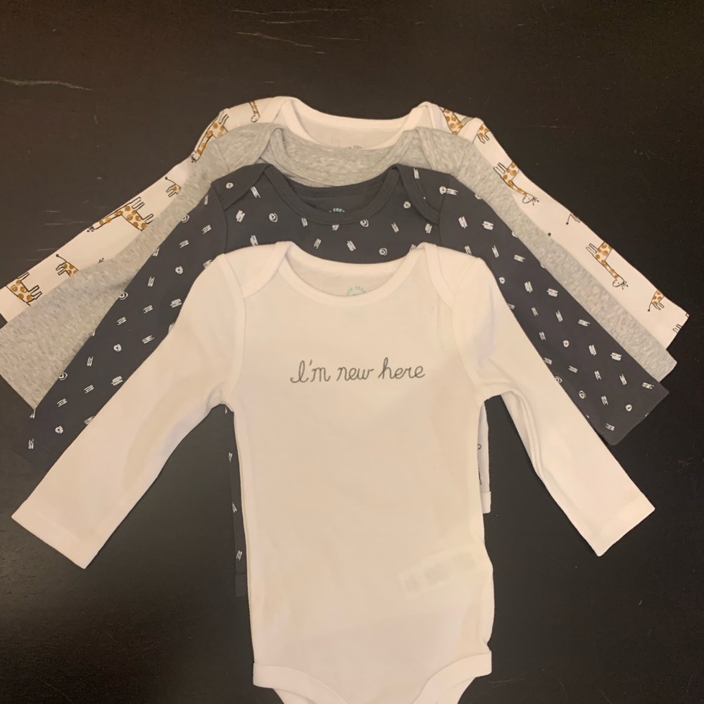 Joe Fresh 4pack long sleeve onsies size 6-9 months